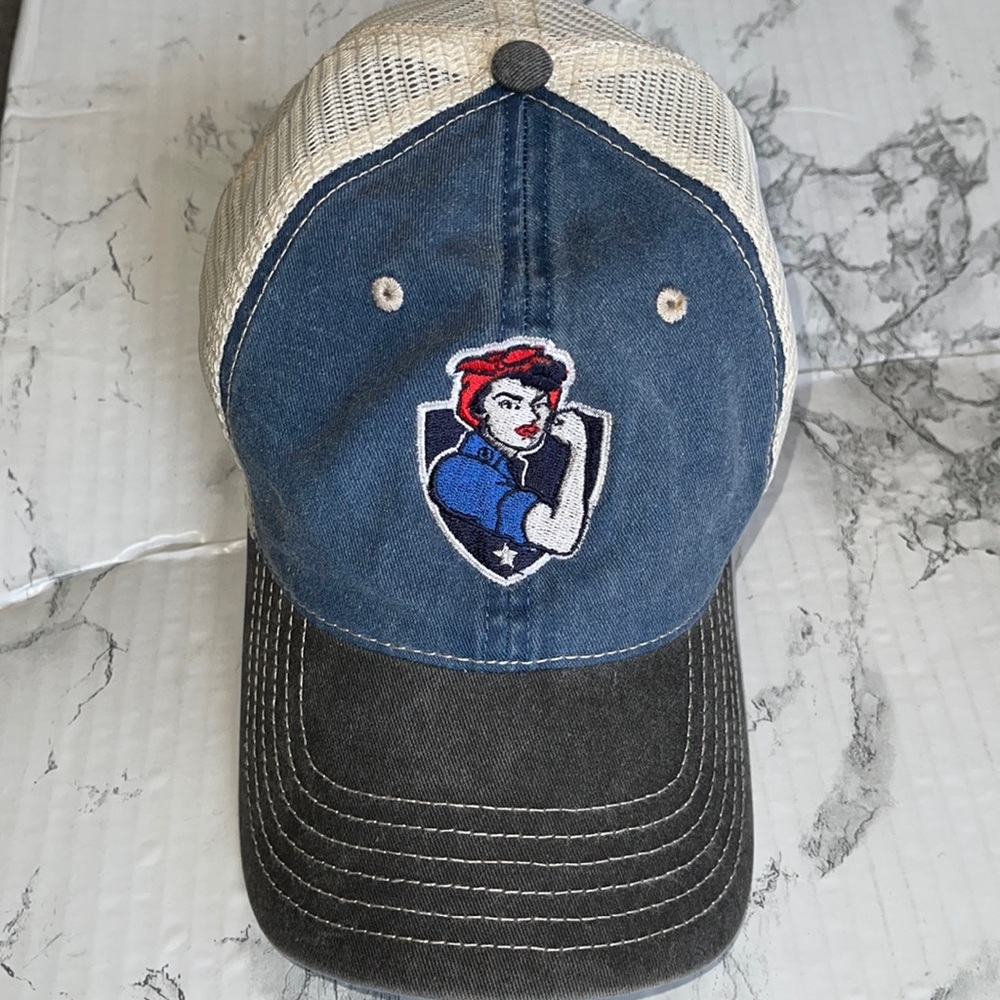 WOMEN STRONG TRUCKER HAT WITH SNAPBACK CLOSER IN GREAT CONDITION.